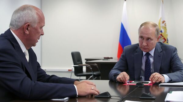 Президент РФ Владимир Путин во время встречи с генеральным директором государственной корпорации Ростех Сергеем Чемезовым в ходе посещения ПАО КамАЗ Президент РФ Владимир Путин во время встречи с генеральным директором государственной корпорации Ростех Сергеем Чемезовым в ходе посещения ПАО КамАЗ