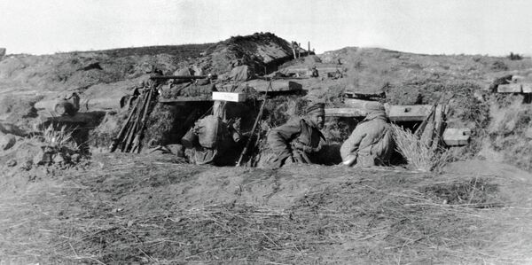 Русские солдаты в окопах во время первой мировой войны Русские солдаты в окопах во время первой мировой войны