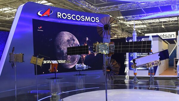 Макет участка лунной поверхности с элементами инфраструктуры пилотируемых экспедиций в павильоне Роскосмоса Макет участка лунной поверхности с элементами инфраструктуры пилотируемых экспедиций в павильоне Роскосмоса