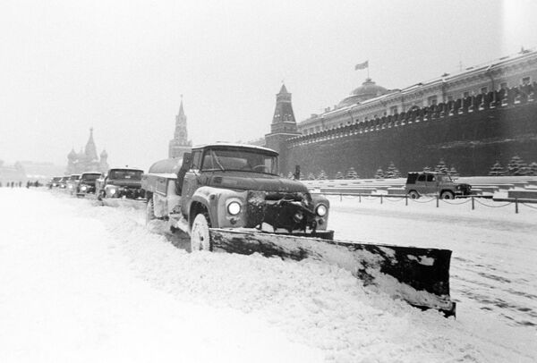 Уборка московских улиц после снегопада Уборка московских улиц после снегопада