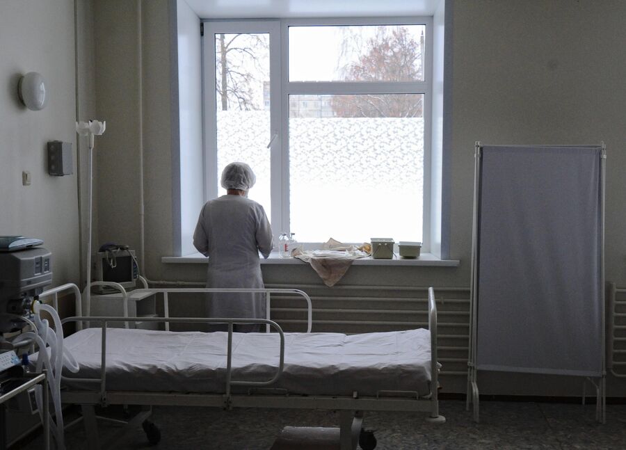 Медицинская сестра в больничной палате Медицинская сестра в больничной палате
