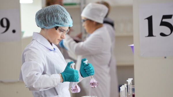 Сотрудница лаборатории во время эксперимента Сотрудница лаборатории во время эксперимента