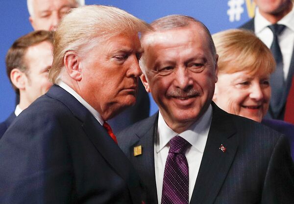 Президент США Дональд Трамп и президент Турции Реджеп Тайип Эрдоган во время саммита НАТО в Уотфорде, Великобритания Президент США Дональд Трамп и президент Турции Реджеп Тайип Эрдоган во время саммита НАТО в Уотфорде, Великобритания