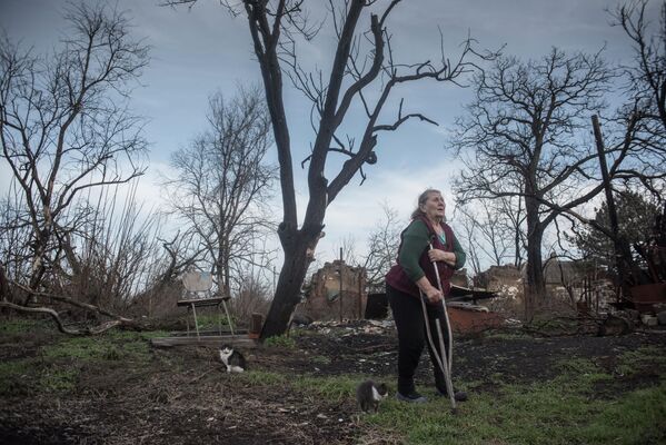 Местная жительница в огороде своего дома в Новоазовском районе Донецкой области Местная жительница в огороде своего дома в Новоазовском районе Донецкой области