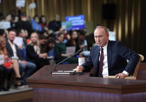 Президент РФ Владимир Путин на большой ежегодной пресс-конференции в Центре международной торговли на Красной Пресн Президент РФ Владимир Путин на большой ежегодной пресс-конференции в Центре международной торговли на Красной Пресн