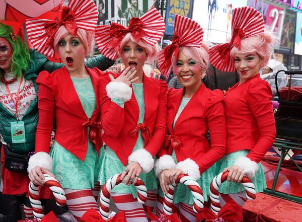 Участницы ежегодного SantaCon на площади отца Даффи, Таймс-сквер. 14 декабря 2019 года Участницы ежегодного SantaCon на площади отца Даффи, Таймс-сквер. 14 декабря 2019 года