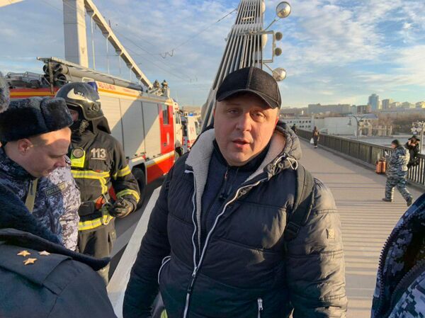 Мужчина, забравшийся на опору Крымского моста в Москве Мужчина, забравшийся на опору Крымского моста в Москве