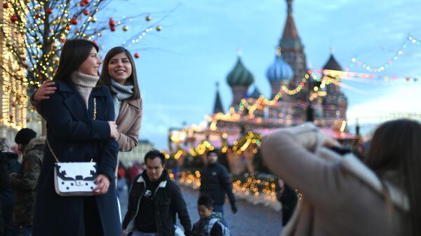 Девушки фотографируются на Красной площади в Москве Девушки фотографируются на Красной площади в Москве