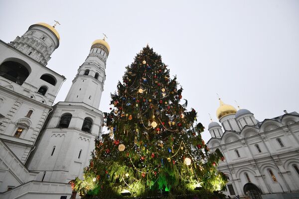 Украшение новогодней елки на Соборной площади Кремля Украшение новогодней елки на Соборной площади Кремля