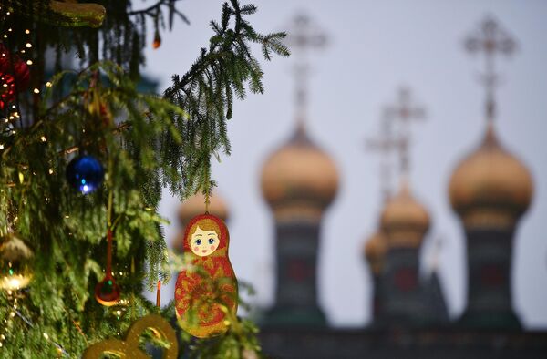 Украшение новогодней елки на Соборной площади Кремля Украшение новогодней елки на Соборной площади Кремля