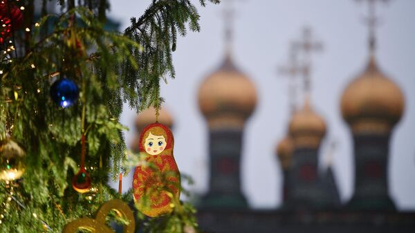 Украшение новогодней елки на Соборной площади Кремля Украшение новогодней елки на Соборной площади Кремля
