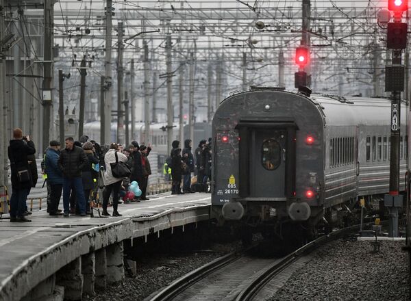 Первый именной состав Таврия во время отправления от перрона на Московского вокзала из Санкт-Петербурга в Севастополь Первый именной состав Таврия во время отправления от перрона на Московского вокзала из Санкт-Петербурга в Севастополь