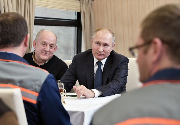 Президент РФ Владимир Путин общается с рабочими-мостовиками во время поездки на рельсовом автобусе, который отправился по железной дороге Крымского моста из Керчи в Тамань Президент РФ Владимир Путин общается с рабочими-мостовиками во время поездки на рельсовом автобусе, который отправился по железной дороге Крымского моста из Керчи в Тамань