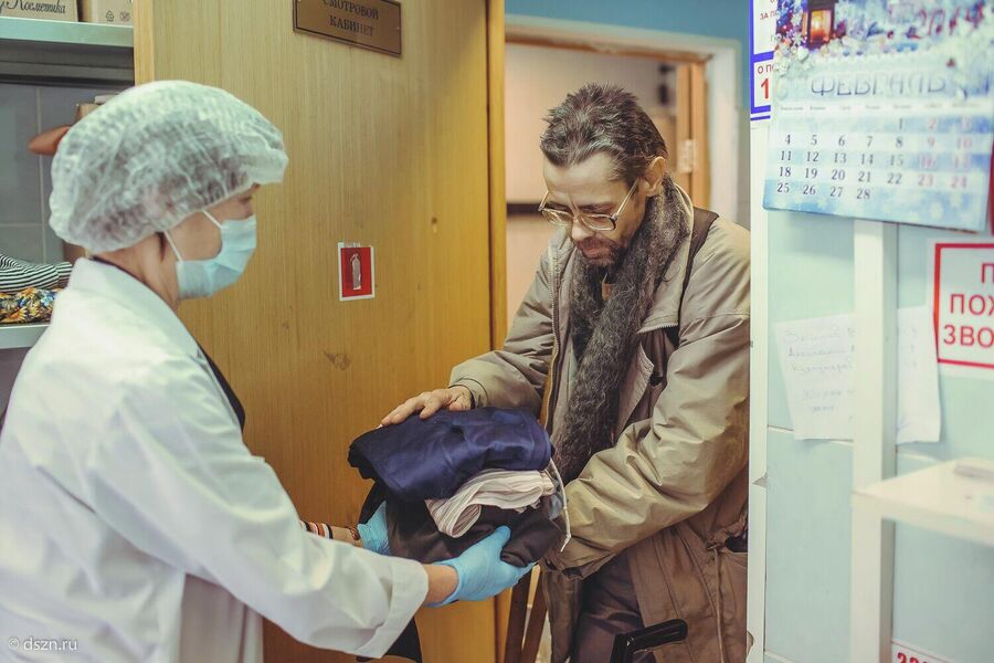 Передача вещей бездомному человеку Передача вещей бездомному человеку