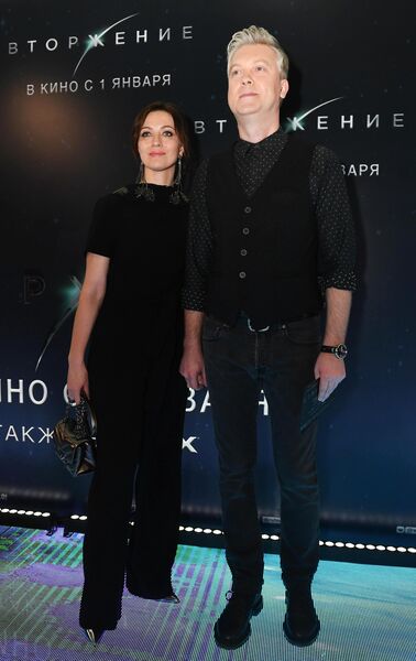 Актер Сергей Светлаков с супругой на премьере фильма Вторжение Актер Сергей Светлаков с супругой на премьере фильма Вторжение
