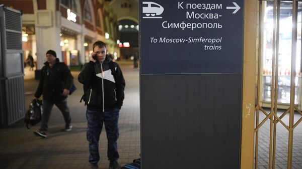 Поезд Таврия, следующий по маршруту Москва - Симферополь, перед отправлением с Казанского вокзала Поезд Таврия, следующий по маршруту Москва - Симферополь, перед отправлением с Казанского вокзала