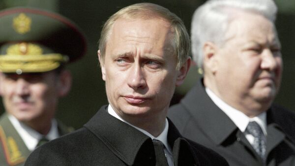 Президент России Владимир Путин (в центре) и первый Президент РФ Борис Ельцин (слева) на Красной площади на праздновании 55-й годовщины Победы в Великой Отечественной Войне. Президент России Владимир Путин (в центре) и первый Президент РФ Борис Ельцин (слева) на Красной площади на праздновании 55-й годовщины Победы в Великой Отечественной Войне.