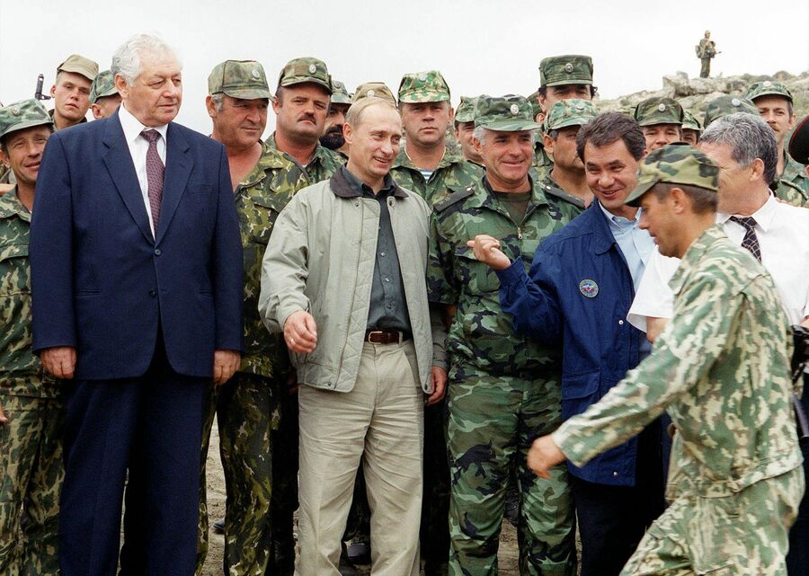 Премьер-министр России Владимир Путин и министр по чрезвычайным ситуациям России Сергей Шойгу на базе российских войск в горах Ботлихского района в Дагестане 27 августа 1999 года Премьер-министр России Владимир Путин и министр по чрезвычайным ситуациям России Сергей Шойгу на базе российских войск в горах Ботлихского района в Дагестане 27 августа 1999 года