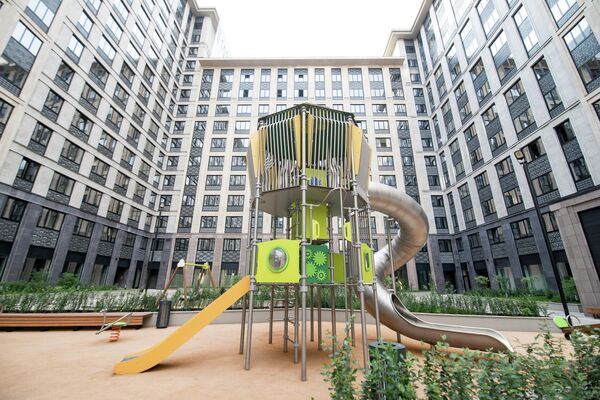 Двор МФК Искра-Парк Двор МФК Искра-Парк