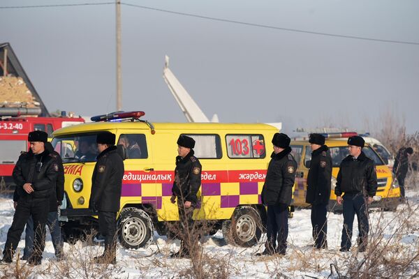 Сотрудники спасательной службы и полиции работают на месте крушения самолета Fokker 100 казахстанской авиакомпании Bek Air Сотрудники спасательной службы и полиции работают на месте крушения самолета Fokker 100 казахстанской авиакомпании Bek Air