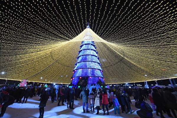 Люди на открытии елки у центра семьи Казан в Казани Люди на открытии елки у центра семьи Казан в Казани