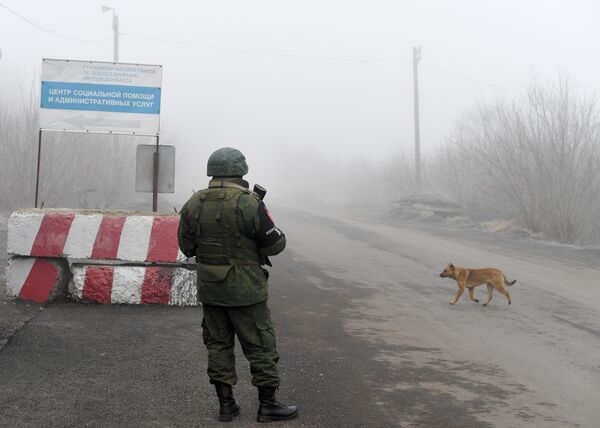 Военнослужащий ДНР на КПП на окраине города Горловка Военнослужащий ДНР на КПП на окраине города Горловка