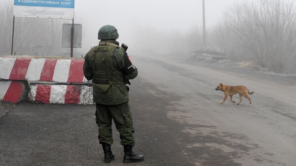 Военнослужащий ДНР на КПП на окраине города Горловка Военнослужащий ДНР на КПП на окраине города Горловка