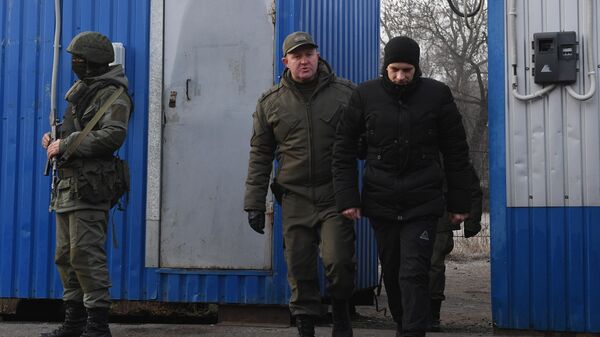 Представитель ДНР и пленный украинский военнослужащий на КПП на окраине города Горловка в Донецкой области Представитель ДНР и пленный украинский военнослужащий на КПП на окраине города Горловка в Донецкой области