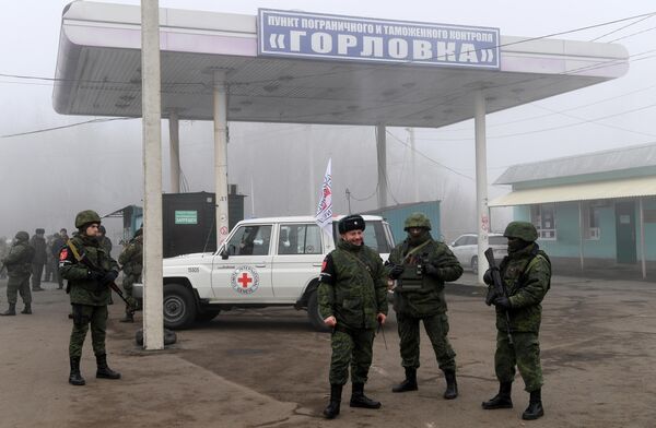 Представители ДНР на КПП на окраине города Горловка в Донецкой области, где должна произойти процедура обмена военнопленными Представители ДНР на КПП на окраине города Горловка в Донецкой области, где должна произойти процедура обмена военнопленными