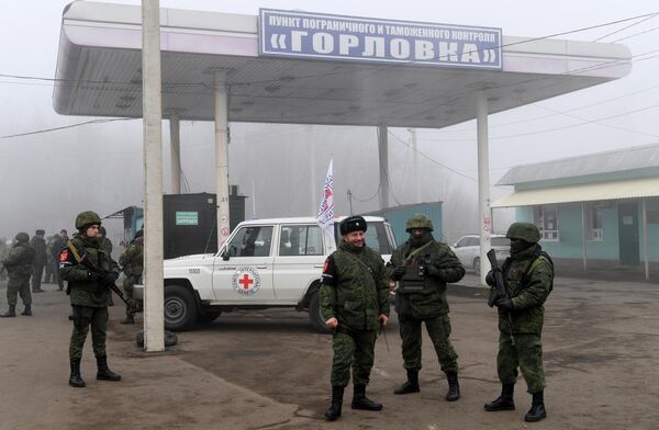 Представители ДНР на КПП на окраине города Горловка в Донецкой области, где должна произойти процедура обмена военнопленными Представители ДНР на КПП на окраине города Горловка в Донецкой области, где должна произойти процедура обмена военнопленными