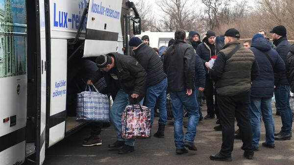 Пленные, возвращенные украинской стороной на КПП на окраине города Горловка в Донецкой области Пленные, возвращенные украинской стороной на КПП на окраине города Горловка в Донецкой области