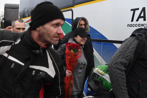 Пленные, возвращенные украинской стороной на КПП на окраине города Горловка в Донецкой области Пленные, возвращенные украинской стороной на КПП на окраине города Горловка в Донецкой области
