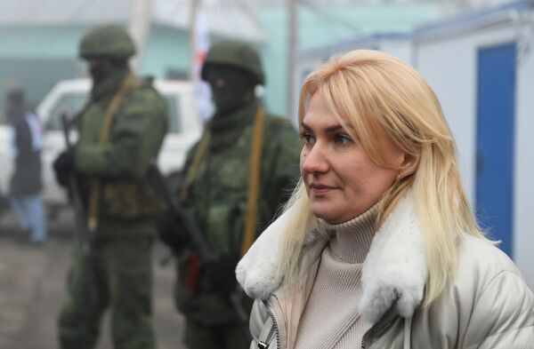 Уполномоченный по правам человека в Донецкой народной республике Дарья Морозова на КПП на окраине города Горловка в Донецкой области Уполномоченный по правам человека в Донецкой народной республике Дарья Морозова на КПП на окраине города Горловка в Донецкой области