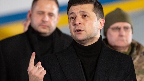 Президент Украины Владимир Зеленский во время встречи украинских военнопленных аэропорту Борисполь Президент Украины Владимир Зеленский во время встречи украинских военнопленных аэропорту Борисполь