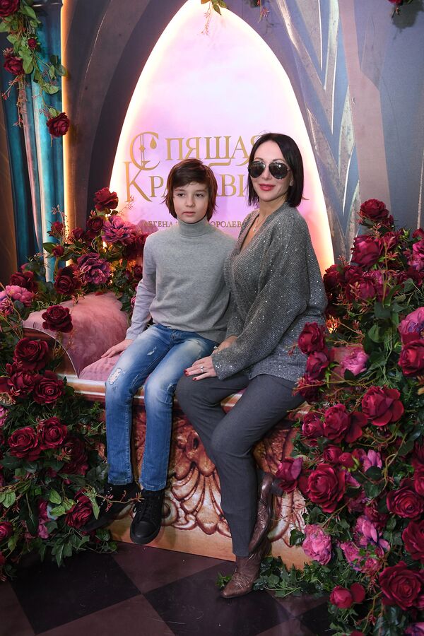 Актриса Алика Смехова с сыном Макаром на премьере ледового шоу Спящая красавица. Легенда двух королевств в Москве Актриса Алика Смехова с сыном Макаром на премьере ледового шоу Спящая красавица. Легенда двух королевств в Москве