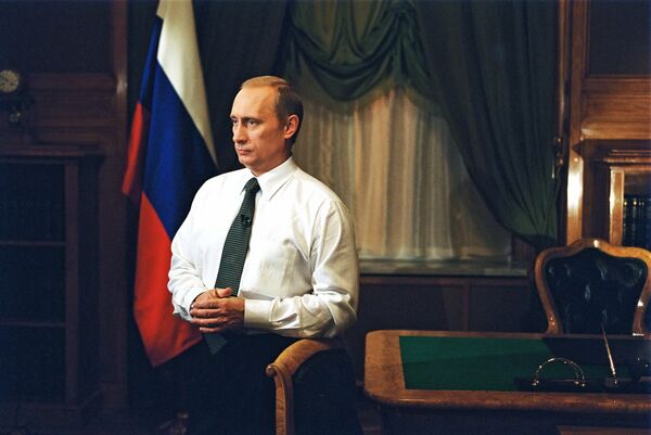 Фотография Владимира Путина, опубликованная на сайте 20.kremlin.ru. 11 июля 2001 года Фотография Владимира Путина, опубликованная на сайте 20.kremlin.ru. 11 июля 2001 года
