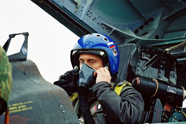 Фотография Владимира Путина на боевом истребителе Су-27, опубликованная на сайте 20.kremlin.ru Фотография Владимира Путина на боевом истребителе Су-27, опубликованная на сайте 20.kremlin.ru