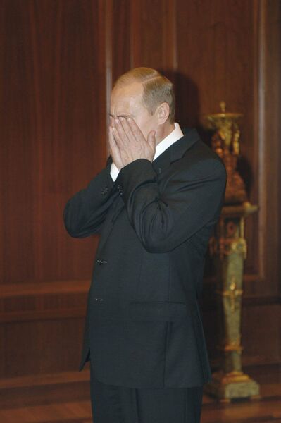 Президент Владимир путин проинформирован о захвате заложников на Дубровке. 2002 год Президент Владимир путин проинформирован о захвате заложников на Дубровке. 2002 год
