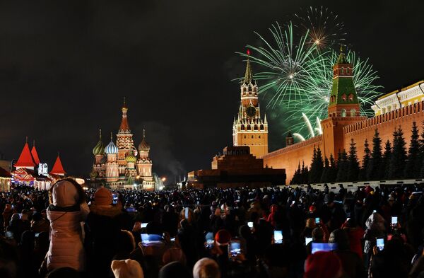 Новогодний салют над Красной площадью в Москве Новогодний салют над Красной площадью в Москве