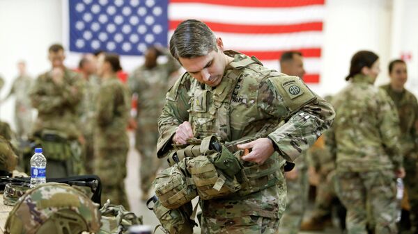 Десантник армии США готовится к вылету на Ближний Восток из Форт-Брэгга, Северная Каролина, США. 4 января 2020