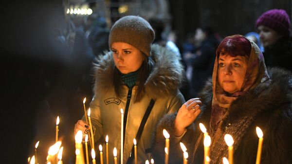 Верующие в храме Христа Спасителя в Москве перед началом Рождественского богослужения Верующие в храме Христа Спасителя в Москве перед началом Рождественского богослужения