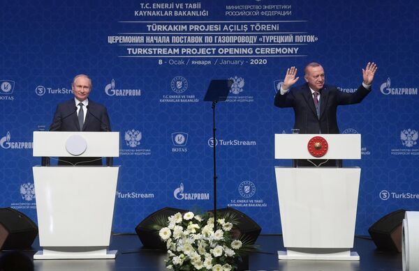 Президент России Владимир Путин и президент Турции Реджеп Тайип Эрдоган на церемонии официального открытия газопровода Турецкий поток в Стамбуле Президент России Владимир Путин и президент Турции Реджеп Тайип Эрдоган на церемонии официального открытия газопровода Турецкий поток в Стамбуле