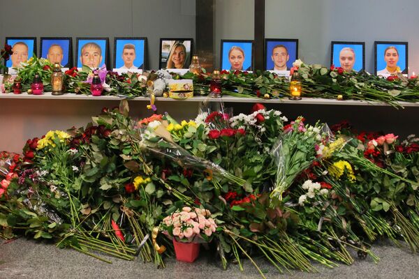 Цветы и свечи в международном аэропорту Борисполь в Киеве в память о членах экипажа пассажирского лайнера Украины Boeing 737-800, разбившегося в Тегеране Цветы и свечи в международном аэропорту Борисполь в Киеве в память о членах экипажа пассажирского лайнера Украины Boeing 737-800, разбившегося в Тегеране