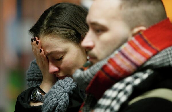 Люди у народного мемориала в международном аэропорту Борисполь в Киеве в память о членах экипажа пассажирского лайнера Украины Boeing 737-800, разбившегося в Тегеране Люди у народного мемориала в международном аэропорту Борисполь в Киеве в память о членах экипажа пассажирского лайнера Украины Boeing 737-800, разбившегося в Тегеране