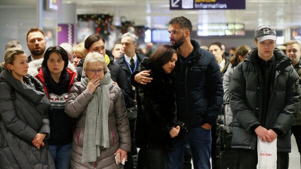 Люди у народного мемориала в международном аэропорту Борисполь в Киеве в память о членах экипажа пассажирского лайнера Украины Boeing 737-800, разбившегося в Тегеране Люди у народного мемориала в международном аэропорту Борисполь в Киеве в память о членах экипажа пассажирского лайнера Украины Boeing 737-800, разбившегося в Тегеране