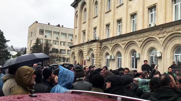 Абхазские оппозиционеры пытаются прорваться в здание администрации президента республики в Сухуме Абхазские оппозиционеры пытаются прорваться в здание администрации президента республики в Сухуме