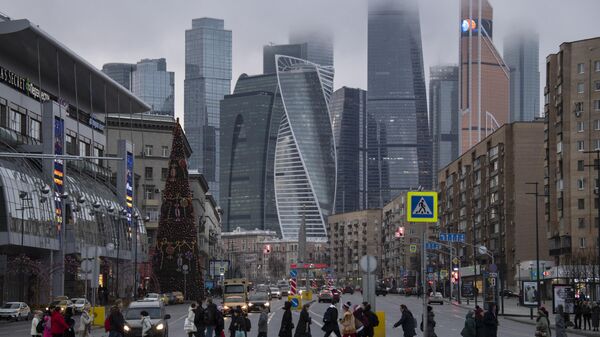 Пешеходы переходят Большую Дорогомиловскую улицу в Москве Пешеходы переходят Большую Дорогомиловскую улицу в Москве