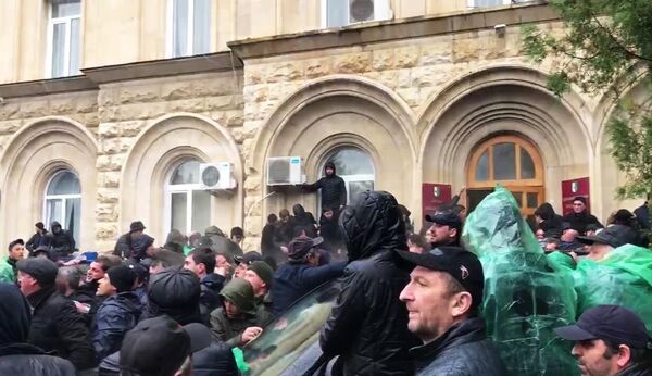 Протестующие штурмуют здание администрации президента Республики Абхазия в Сухуме Протестующие штурмуют здание администрации президента Республики Абхазия в Сухуме