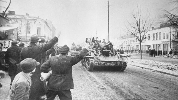 Жители города Ченстохова приветствуют советских солдат, принимающих участие в Висло-Одерской операции Жители города Ченстохова приветствуют советских солдат, принимающих участие в Висло-Одерской операции