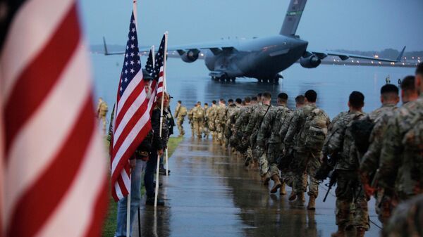 Американские военные, отправляющиеся в район операций Центрального командования США из Форт-Брэгг, Северная Каролина Американские военные, отправляющиеся в район операций Центрального командования США из Форт-Брэгг, Северная Каролина